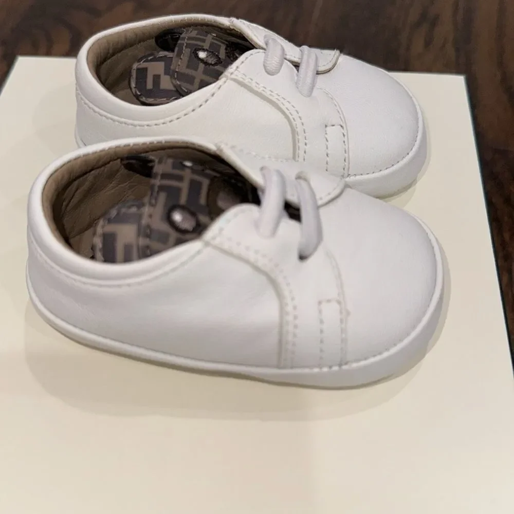 FENDI BABY LOGO LACE CRIB SHOE WITH FF DETAIL 2C